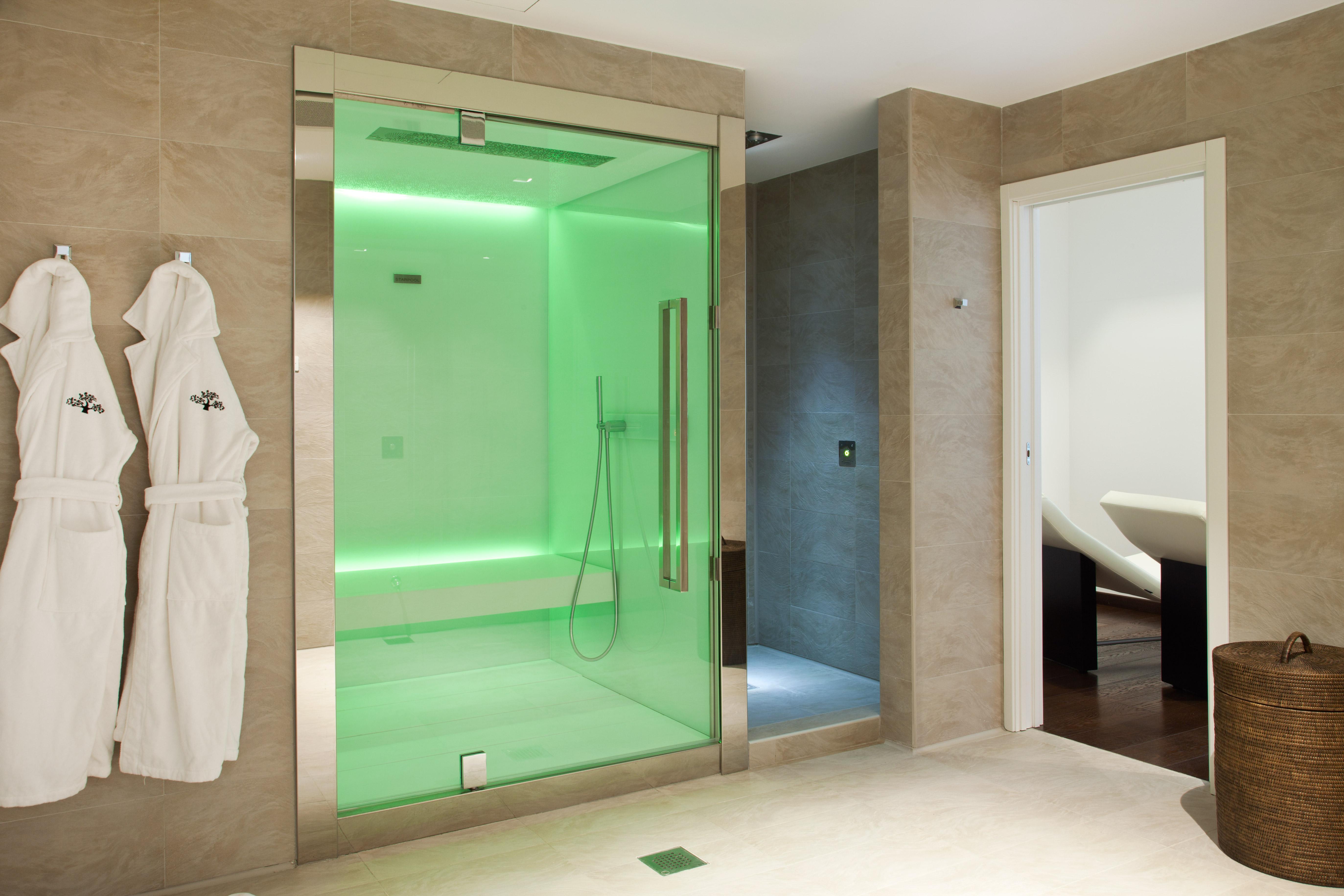 Magna Pars L'Hotel A Parfum, Small Luxury Hotels Of The World Μιλάνο Εξωτερικό φωτογραφία A shower with coloured LED lighting