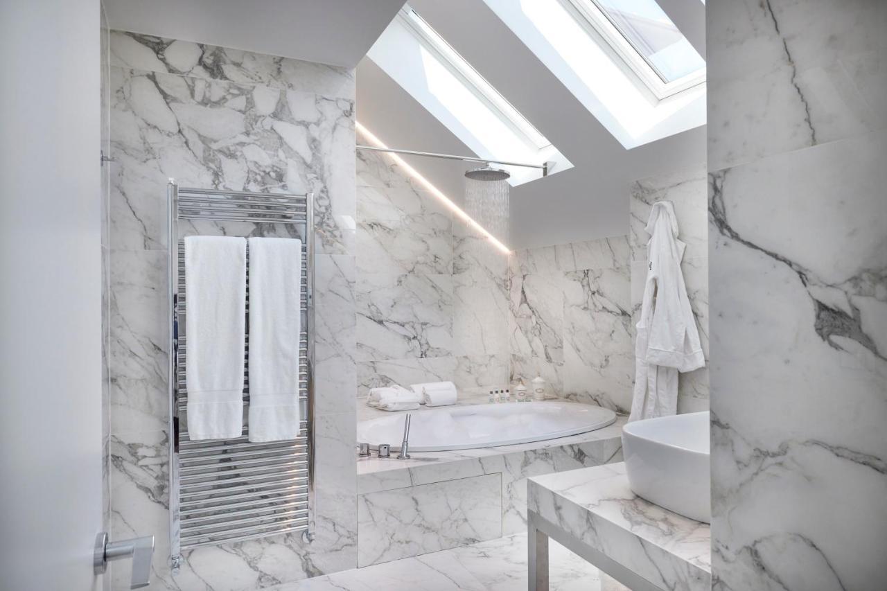 Magna Pars L'Hotel A Parfum, Small Luxury Hotels Of The World Μιλάνο Εξωτερικό φωτογραφία Bathroom with marble walls