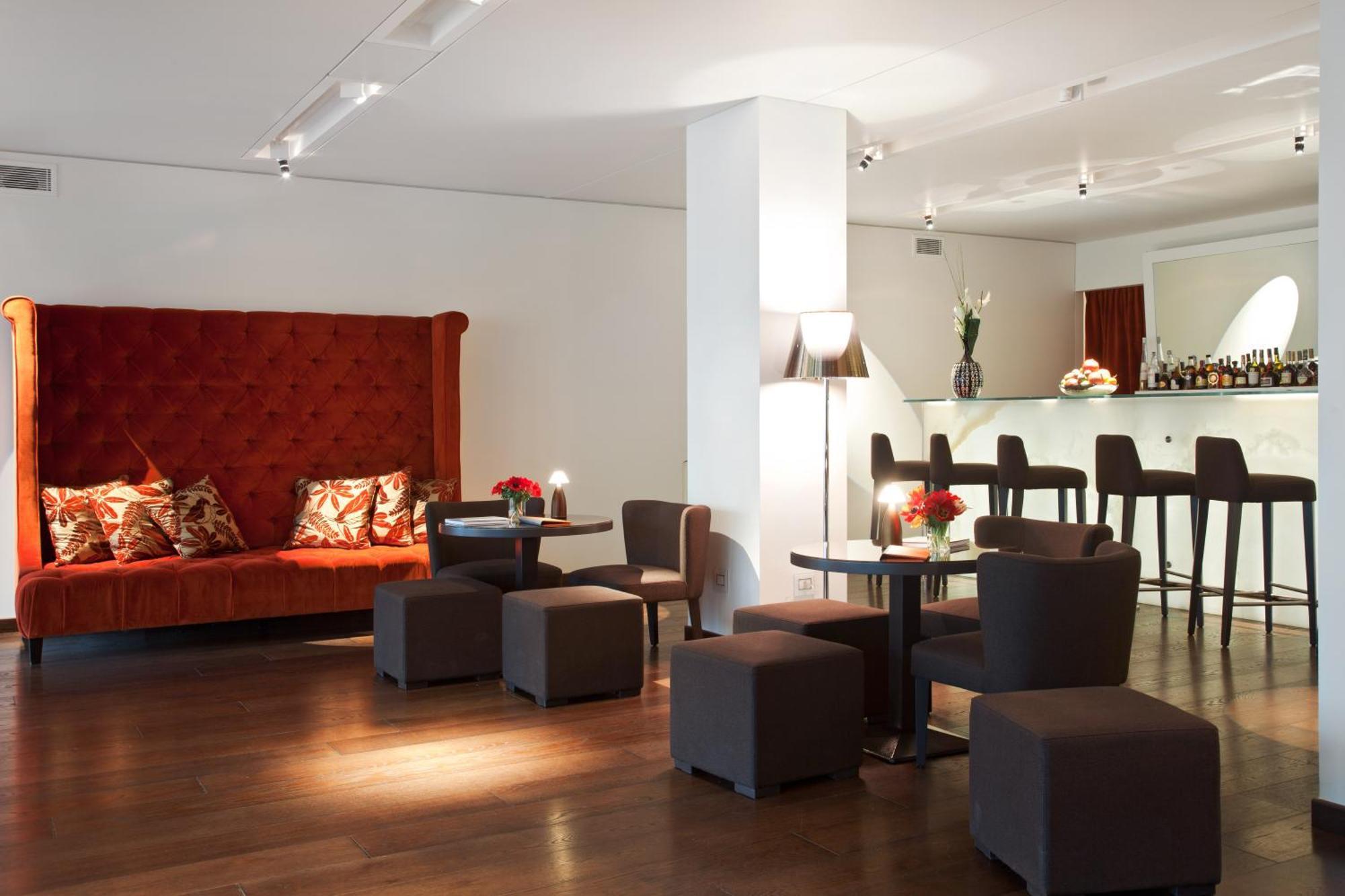 Magna Pars L'Hotel A Parfum, Small Luxury Hotels Of The World Μιλάνο Εξωτερικό φωτογραφία The bar at the Hotel de la Paix