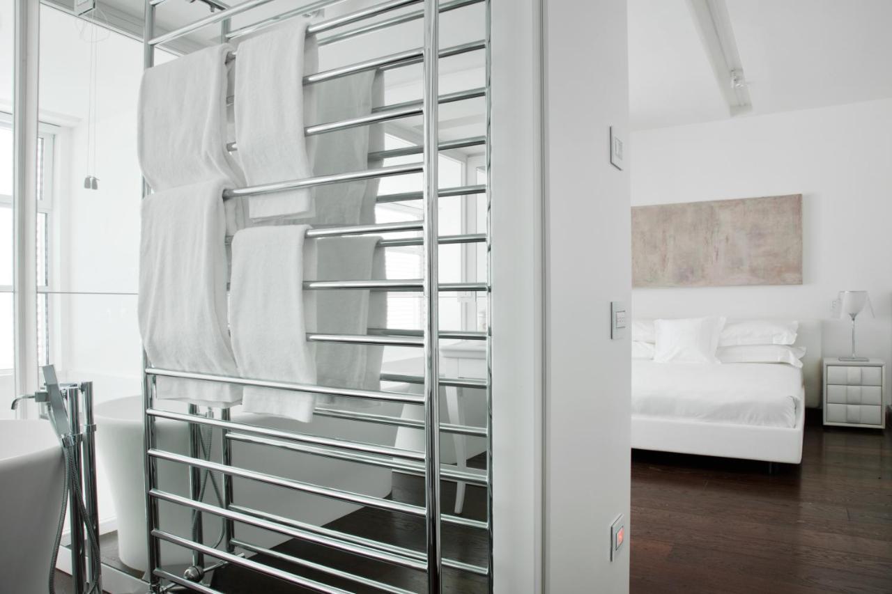 Magna Pars L'Hotel A Parfum, Small Luxury Hotels Of The World Μιλάνο Δωμάτιο φωτογραφία A towel warmer