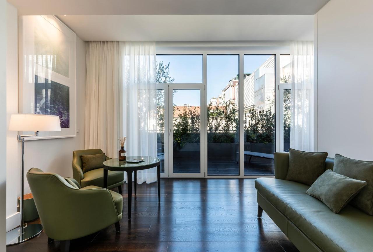 Magna Pars L'Hotel A Parfum, Small Luxury Hotels Of The World Μιλάνο Εξωτερικό φωτογραφία A suite at the Mandarin Oriental Munich