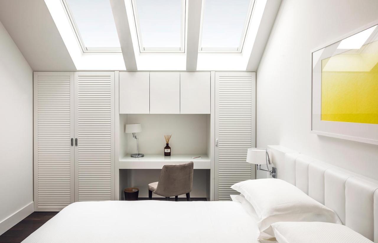 Magna Pars L'Hotel A Parfum, Small Luxury Hotels Of The World Μιλάνο Εξωτερικό φωτογραφία A bedroom with a skylight